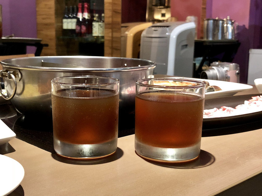 [新北三重] 麻妃頂級麻辣鴛鴦鍋 / 大骨熬製溫潤麻辣湯順口好喝 / 產地直送新鮮海鮮更是主題曲 / 菜寮捷運站 / 酸菜白肉鍋