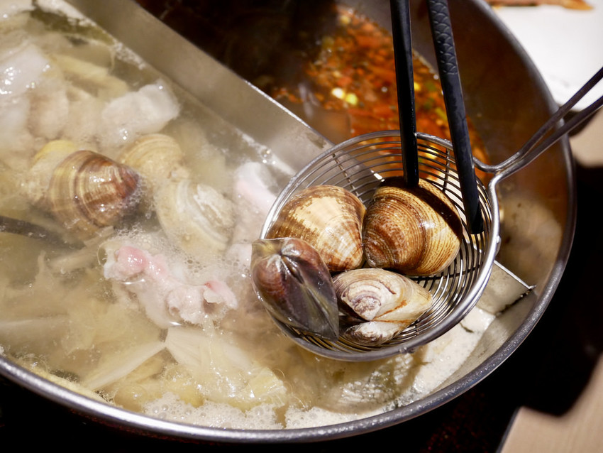 [新北三重] 麻妃頂級麻辣鴛鴦鍋 / 大骨熬製溫潤麻辣湯順口好喝 / 產地直送新鮮海鮮更是主題曲 / 菜寮捷運站 / 酸菜白肉鍋