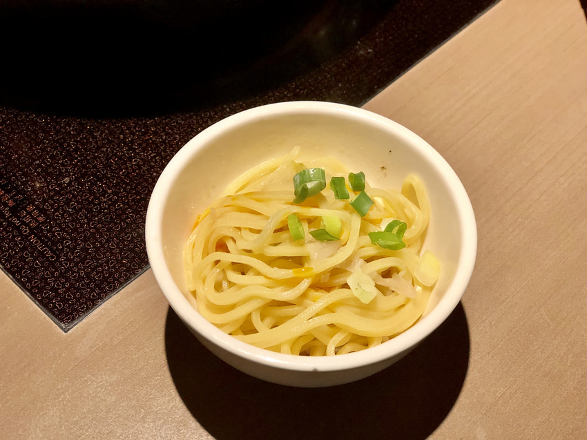 [新北三重] 麻妃頂級麻辣鴛鴦鍋 / 大骨熬製溫潤麻辣湯順口好喝 / 產地直送新鮮海鮮更是主題曲 / 菜寮捷運站 / 酸菜白肉鍋