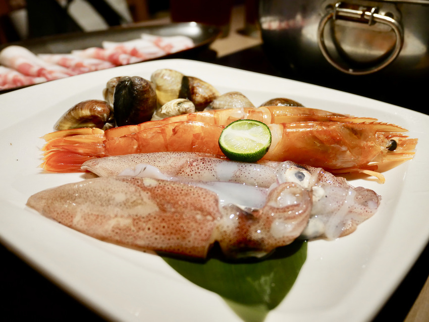 [新北三重] 麻妃頂級麻辣鴛鴦鍋 / 大骨熬製溫潤麻辣湯順口好喝 / 產地直送新鮮海鮮更是主題曲 / 菜寮捷運站 / 酸菜白肉鍋