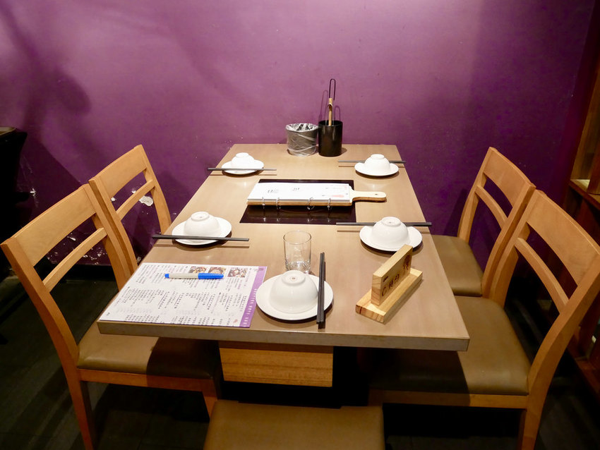 [新北三重] 麻妃頂級麻辣鴛鴦鍋 / 大骨熬製溫潤麻辣湯順口好喝 / 產地直送新鮮海鮮更是主題曲 / 菜寮捷運站 / 酸菜白肉鍋