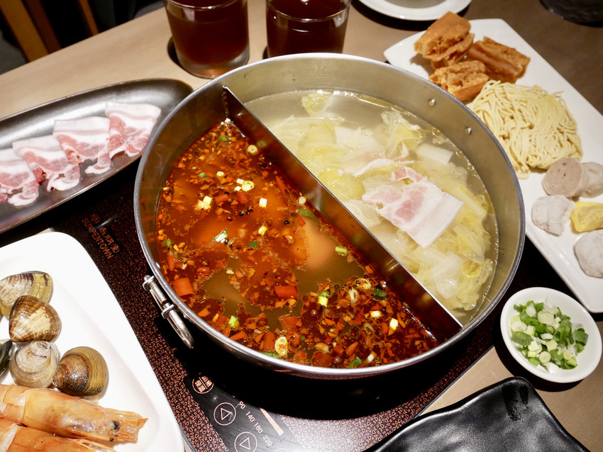 [新北三重] 麻妃頂級麻辣鴛鴦鍋 / 大骨熬製溫潤麻辣湯順口好喝 / 產地直送新鮮海鮮更是主題曲 / 菜寮捷運站 / 酸菜白肉鍋