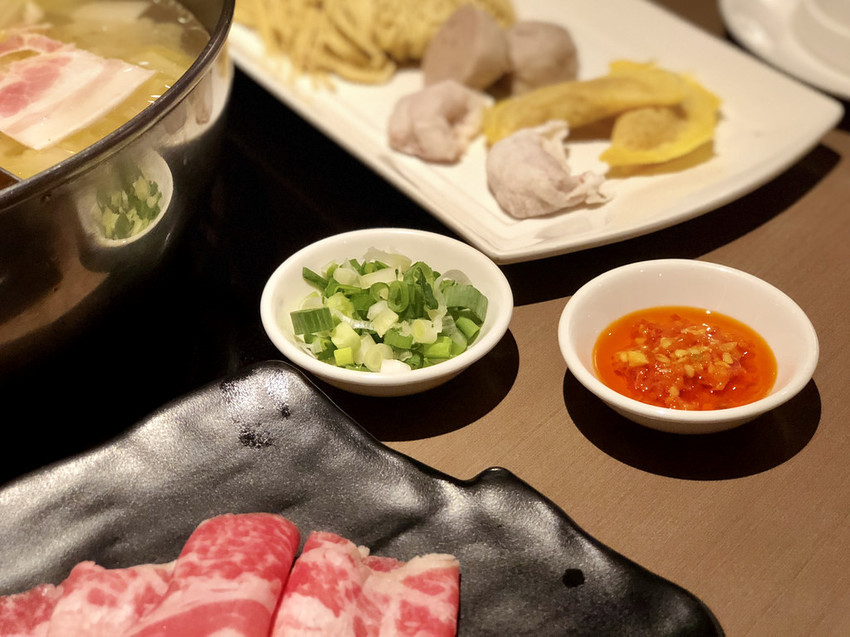 [新北三重] 麻妃頂級麻辣鴛鴦鍋 / 大骨熬製溫潤麻辣湯順口好喝 / 產地直送新鮮海鮮更是主題曲 / 菜寮捷運站 / 酸菜白肉鍋