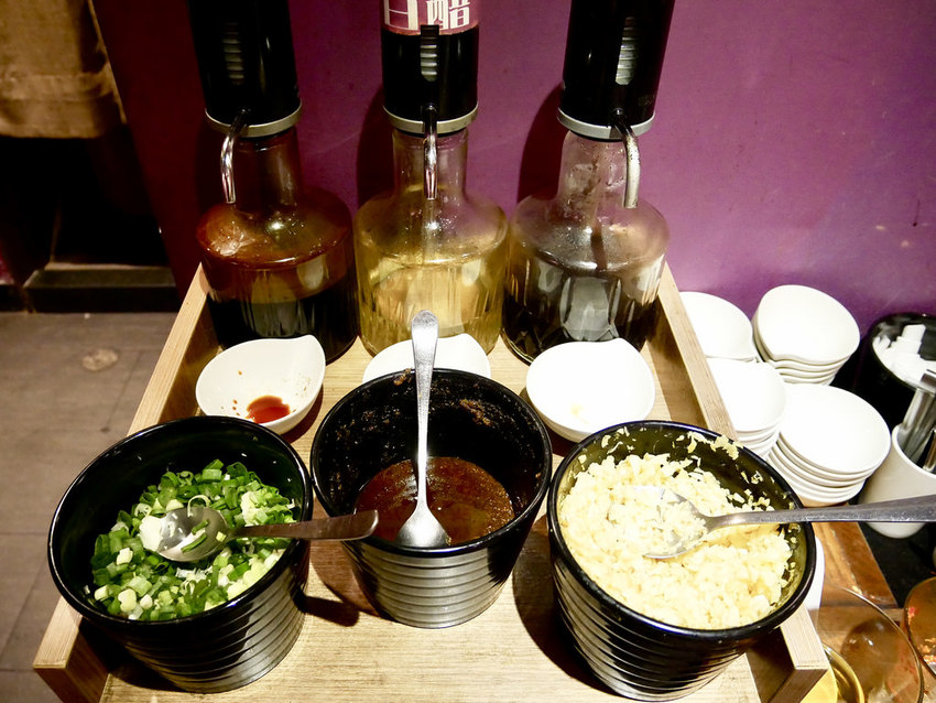 [新北三重] 麻妃頂級麻辣鴛鴦鍋 / 大骨熬製溫潤麻辣湯順口好喝 / 產地直送新鮮海鮮更是主題曲 / 菜寮捷運站 / 酸菜白肉鍋