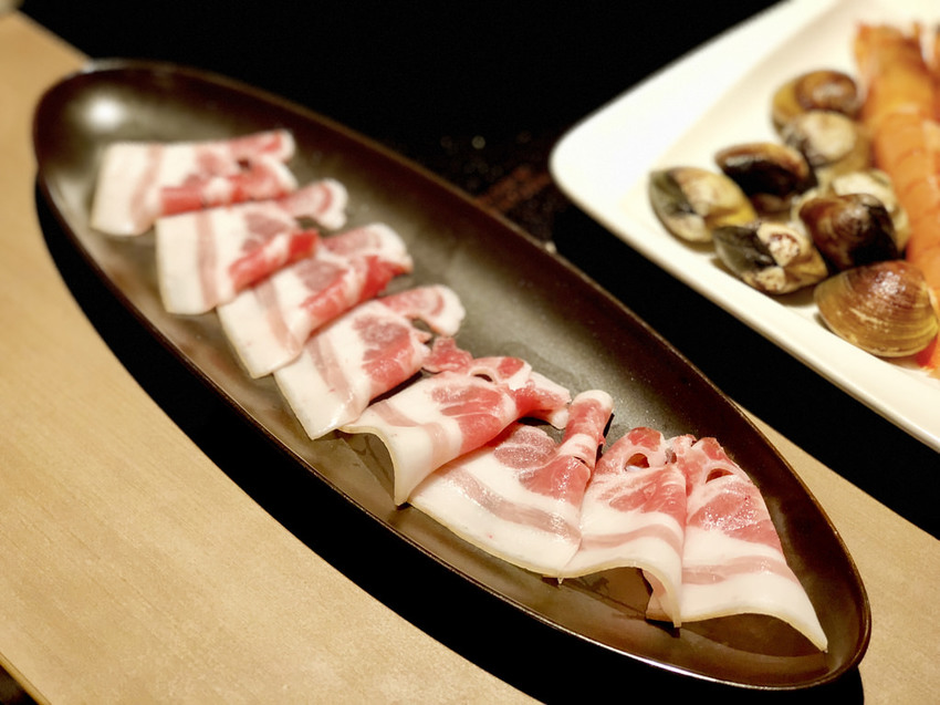 [新北三重] 麻妃頂級麻辣鴛鴦鍋 / 大骨熬製溫潤麻辣湯順口好喝 / 產地直送新鮮海鮮更是主題曲 / 菜寮捷運站 / 酸菜白肉鍋