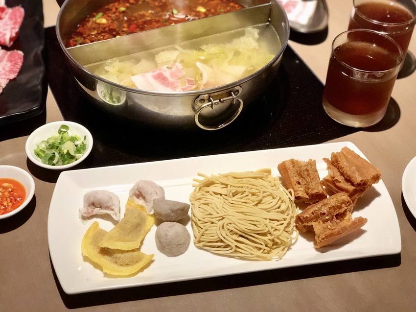 [新北三重] 麻妃頂級麻辣鴛鴦鍋 / 大骨熬製溫潤麻辣湯順口好喝 / 產地直送新鮮海鮮更是主題曲 / 菜寮捷運站 / 酸菜白肉鍋