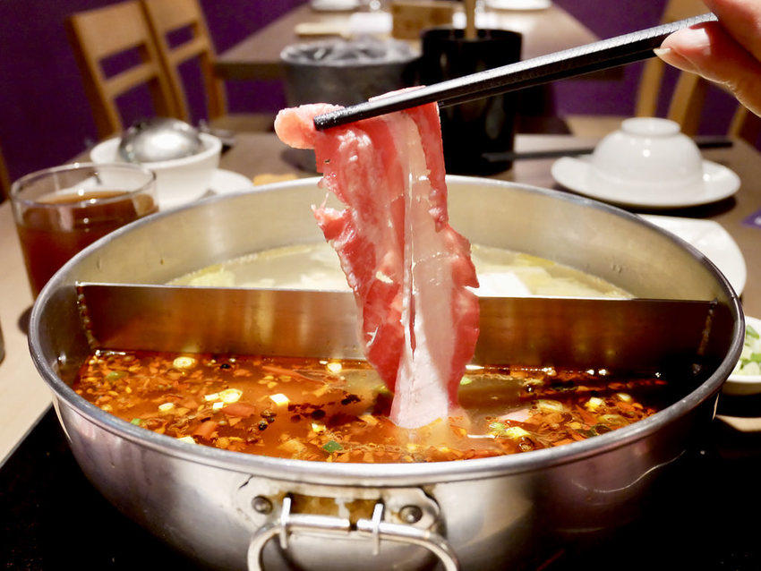 [新北三重] 麻妃頂級麻辣鴛鴦鍋 / 大骨熬製溫潤麻辣湯順口好喝 / 產地直送新鮮海鮮更是主題曲 / 菜寮捷運站 / 酸菜白肉鍋