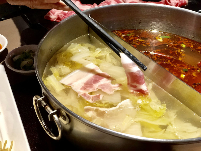 [新北三重] 麻妃頂級麻辣鴛鴦鍋 / 大骨熬製溫潤麻辣湯順口好喝 / 產地直送新鮮海鮮更是主題曲 / 菜寮捷運站 / 酸菜白肉鍋