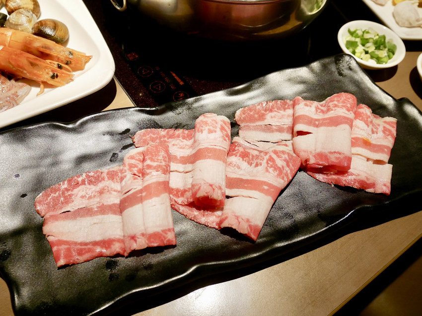 [新北三重] 麻妃頂級麻辣鴛鴦鍋 / 大骨熬製溫潤麻辣湯順口好喝 / 產地直送新鮮海鮮更是主題曲 / 菜寮捷運站 / 酸菜白肉鍋