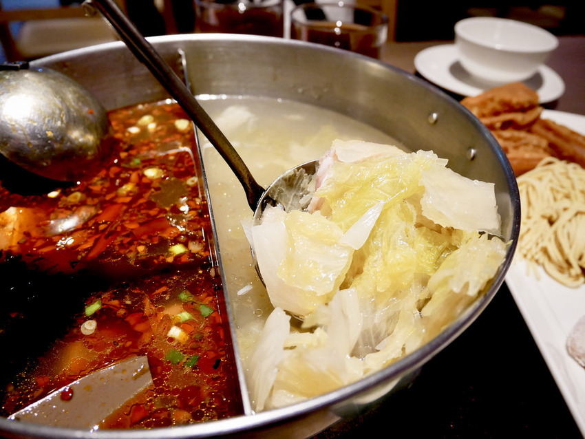 [新北三重] 麻妃頂級麻辣鴛鴦鍋 / 大骨熬製溫潤麻辣湯順口好喝 / 產地直送新鮮海鮮更是主題曲 / 菜寮捷運站 / 酸菜白肉鍋