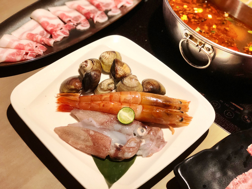 [新北三重] 麻妃頂級麻辣鴛鴦鍋 / 大骨熬製溫潤麻辣湯順口好喝 / 產地直送新鮮海鮮更是主題曲 / 菜寮捷運站 / 酸菜白肉鍋