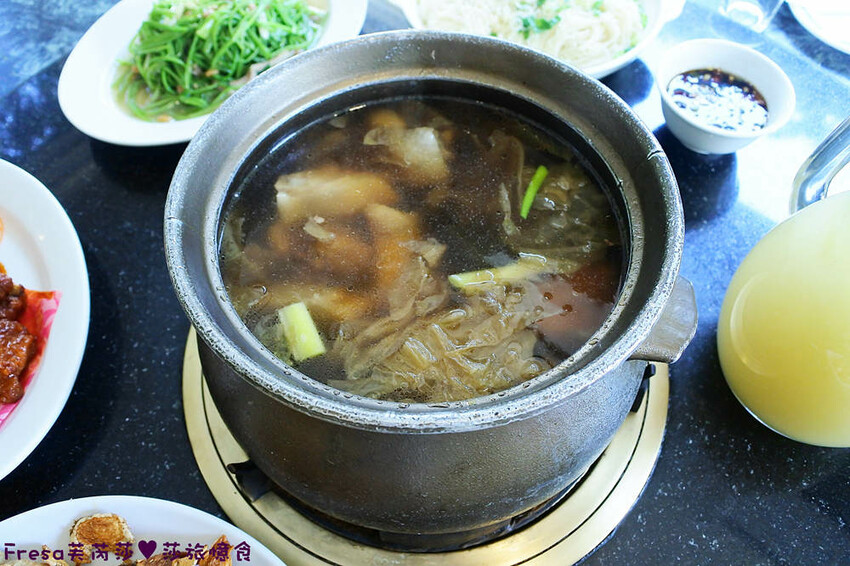 高雄聚餐【綠野山莊土雞城】大社觀音山步道附近ＣＰ值高土雞餐廳.招牌茶油雞＆菜脯雞湯推薦必點│附設停車場│活動宴席│大社美食 - Fresa芙芮莎♥莎旅憶食