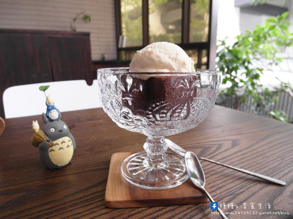 MT49 CAF'E 芒果樹49號咖啡店:〖台中│美食〗MT49 CAFE' 芒果樹49號咖啡店 ❤ 店裡頭滿滿的龍貓擺飾,根本是龍貓迷的天堂~鬆餅好好吃,不添加鬆餅粉、發粉及蘇打粉,糖糖超激推!還有現場冰球秀~