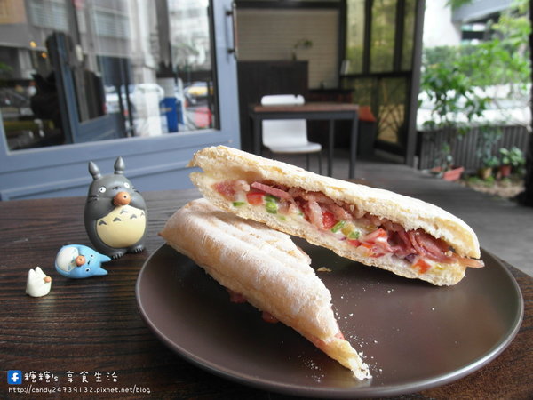 MT49 CAF'E 芒果樹49號咖啡店:〖台中│美食〗MT49 CAFE' 芒果樹49號咖啡店 ❤ 店裡頭滿滿的龍貓擺飾,根本是龍貓迷的天堂~鬆餅好好吃,不添加鬆餅粉、發粉及蘇打粉,糖糖超激推!還有現場冰球秀~