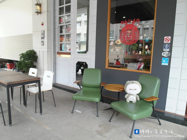 MT49 CAF'E 芒果樹49號咖啡店:〖台中│美食〗MT49 CAFE' 芒果樹49號咖啡店 ❤ 店裡頭滿滿的龍貓擺飾,根本是龍貓迷的天堂~鬆餅好好吃,不添加鬆餅粉、發粉及蘇打粉,糖糖超激推!還有現場冰球秀~