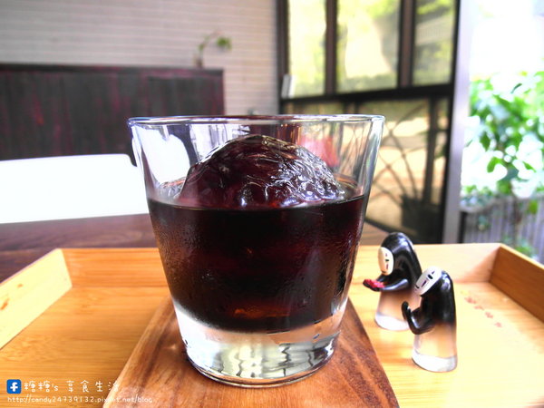 MT49 CAF'E 芒果樹49號咖啡店:〖台中│美食〗MT49 CAFE' 芒果樹49號咖啡店 ❤ 店裡頭滿滿的龍貓擺飾,根本是龍貓迷的天堂~鬆餅好好吃,不添加鬆餅粉、發粉及蘇打粉,糖糖超激推!還有現場冰球秀~