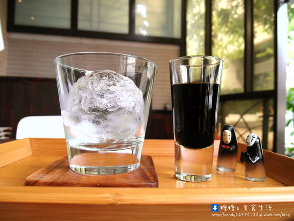 MT49 CAF'E 芒果樹49號咖啡店:〖台中│美食〗MT49 CAFE' 芒果樹49號咖啡店 ❤ 店裡頭滿滿的龍貓擺飾,根本是龍貓迷的天堂~鬆餅好好吃,不添加鬆餅粉、發粉及蘇打粉,糖糖超激推!還有現場冰球秀~