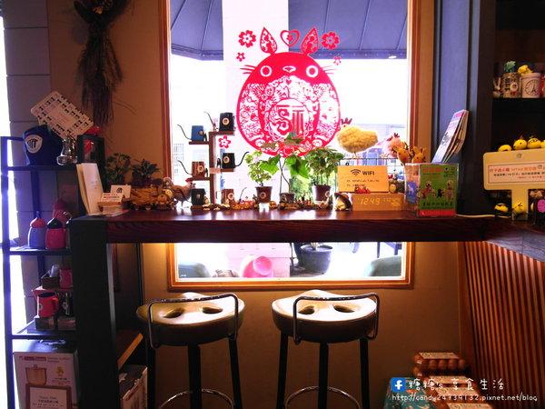 MT49 CAF'E 芒果樹49號咖啡店:〖台中│美食〗MT49 CAFE' 芒果樹49號咖啡店 ❤ 店裡頭滿滿的龍貓擺飾,根本是龍貓迷的天堂~鬆餅好好吃,不添加鬆餅粉、發粉及蘇打粉,糖糖超激推!還有現場冰球秀~