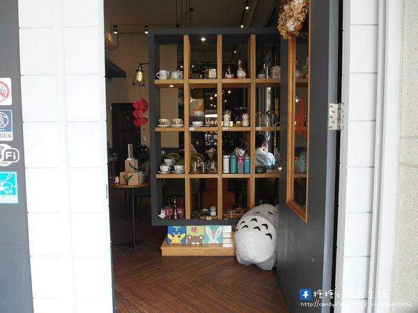 MT49 CAF'E 芒果樹49號咖啡店:〖台中│美食〗MT49 CAFE' 芒果樹49號咖啡店 ❤ 店裡頭滿滿的龍貓擺飾,根本是龍貓迷的天堂~鬆餅好好吃,不添加鬆餅粉、發粉及蘇打粉,糖糖超激推!還有現場冰球秀~