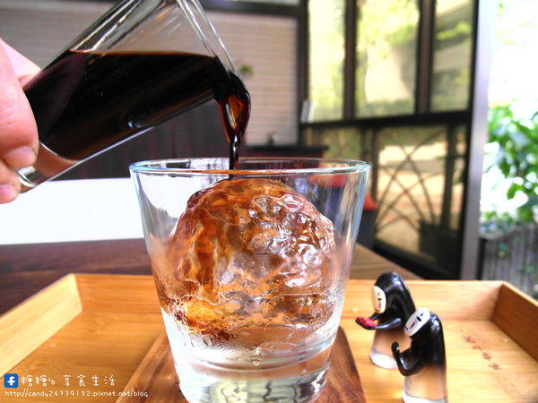 MT49 CAF'E 芒果樹49號咖啡店:〖台中│美食〗MT49 CAFE' 芒果樹49號咖啡店 ❤ 店裡頭滿滿的龍貓擺飾,根本是龍貓迷的天堂~鬆餅好好吃,不添加鬆餅粉、發粉及蘇打粉,糖糖超激推!還有現場冰球秀~