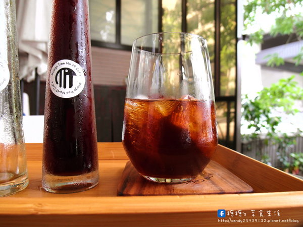 MT49 CAF'E 芒果樹49號咖啡店:〖台中│美食〗MT49 CAFE' 芒果樹49號咖啡店 ❤ 店裡頭滿滿的龍貓擺飾,根本是龍貓迷的天堂~鬆餅好好吃,不添加鬆餅粉、發粉及蘇打粉,糖糖超激推!還有現場冰球秀~