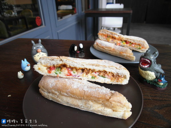 MT49 CAF'E 芒果樹49號咖啡店:〖台中│美食〗MT49 CAFE' 芒果樹49號咖啡店 ❤ 店裡頭滿滿的龍貓擺飾,根本是龍貓迷的天堂~鬆餅好好吃,不添加鬆餅粉、發粉及蘇打粉,糖糖超激推!還有現場冰球秀~