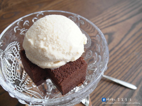 MT49 CAF'E 芒果樹49號咖啡店:〖台中│美食〗MT49 CAFE' 芒果樹49號咖啡店 ❤ 店裡頭滿滿的龍貓擺飾,根本是龍貓迷的天堂~鬆餅好好吃,不添加鬆餅粉、發粉及蘇打粉,糖糖超激推!還有現場冰球秀~