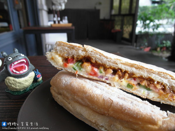 MT49 CAF'E 芒果樹49號咖啡店:〖台中│美食〗MT49 CAFE' 芒果樹49號咖啡店 ❤ 店裡頭滿滿的龍貓擺飾,根本是龍貓迷的天堂~鬆餅好好吃,不添加鬆餅粉、發粉及蘇打粉,糖糖超激推!還有現場冰球秀~