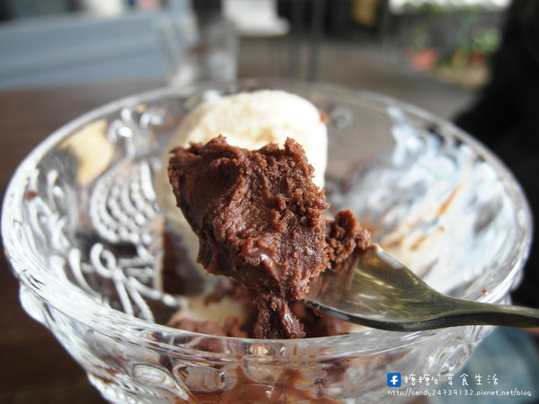 MT49 CAF'E 芒果樹49號咖啡店:〖台中│美食〗MT49 CAFE' 芒果樹49號咖啡店 ❤ 店裡頭滿滿的龍貓擺飾,根本是龍貓迷的天堂~鬆餅好好吃,不添加鬆餅粉、發粉及蘇打粉,糖糖超激推!還有現場冰球秀~