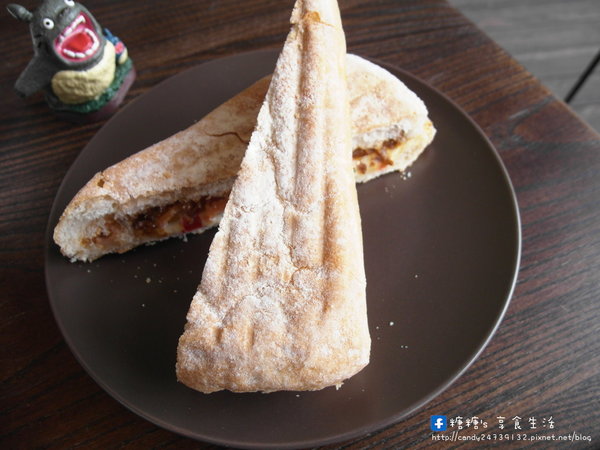 MT49 CAF'E 芒果樹49號咖啡店:〖台中│美食〗MT49 CAFE' 芒果樹49號咖啡店 ❤ 店裡頭滿滿的龍貓擺飾,根本是龍貓迷的天堂~鬆餅好好吃,不添加鬆餅粉、發粉及蘇打粉,糖糖超激推!還有現場冰球秀~