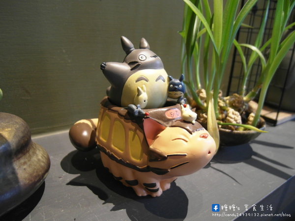 MT49 CAF'E 芒果樹49號咖啡店:〖台中│美食〗MT49 CAFE' 芒果樹49號咖啡店 ❤ 店裡頭滿滿的龍貓擺飾,根本是龍貓迷的天堂~鬆餅好好吃,不添加鬆餅粉、發粉及蘇打粉,糖糖超激推!還有現場冰球秀~