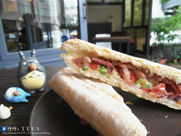 MT49 CAF'E 芒果樹49號咖啡店:〖台中│美食〗MT49 CAFE' 芒果樹49號咖啡店 ❤ 店裡頭滿滿的龍貓擺飾,根本是龍貓迷的天堂~鬆餅好好吃,不添加鬆餅粉、發粉及蘇打粉,糖糖超激推!還有現場冰球秀~