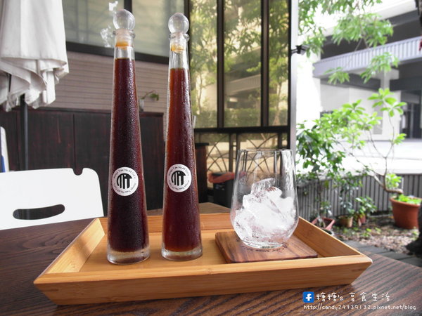 MT49 CAF'E 芒果樹49號咖啡店:〖台中│美食〗MT49 CAFE' 芒果樹49號咖啡店 ❤ 店裡頭滿滿的龍貓擺飾,根本是龍貓迷的天堂~鬆餅好好吃,不添加鬆餅粉、發粉及蘇打粉,糖糖超激推!還有現場冰球秀~