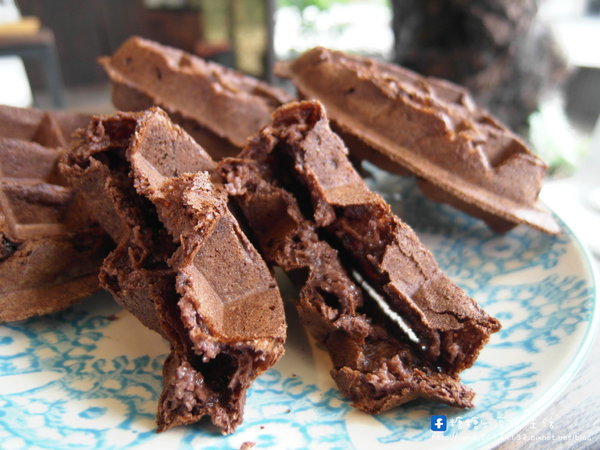 MT49 CAF'E 芒果樹49號咖啡店:〖台中│美食〗MT49 CAFE' 芒果樹49號咖啡店 ❤ 店裡頭滿滿的龍貓擺飾,根本是龍貓迷的天堂~鬆餅好好吃,不添加鬆餅粉、發粉及蘇打粉,糖糖超激推!還有現場冰球秀~