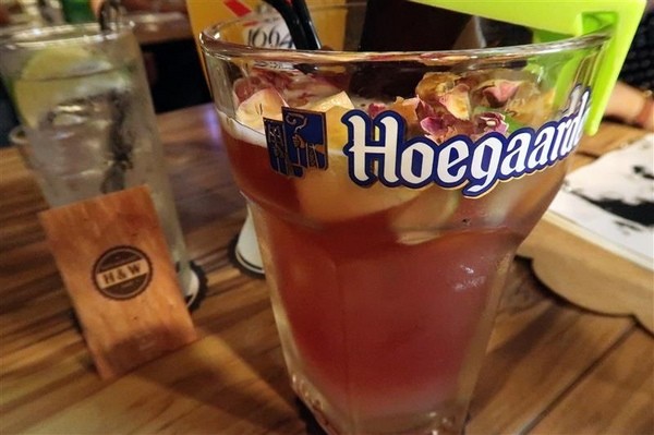 H&W Restaurant and Bar:新店餐酒館 H&W restaurant and bar影片 菜單酒肉大拼盤 手工比薩 超大杯特調假日有駐唱~ H&W Restaurant and Bar:新店餐酒館 H&W restaurant and bar影片 菜單酒肉大拼盤 手工比薩 超大杯特調假日有駐唱~