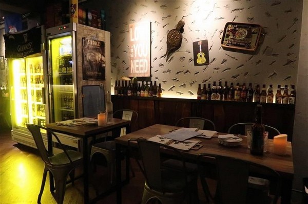 H&W Restaurant and Bar:新店餐酒館 H&W restaurant and bar影片 菜單酒肉大拼盤 手工比薩 超大杯特調假日有駐唱~ H&W Restaurant and Bar:新店餐酒館 H&W restaurant and bar影片 菜單酒肉大拼盤 手工比薩 超大杯特調假日有駐唱~