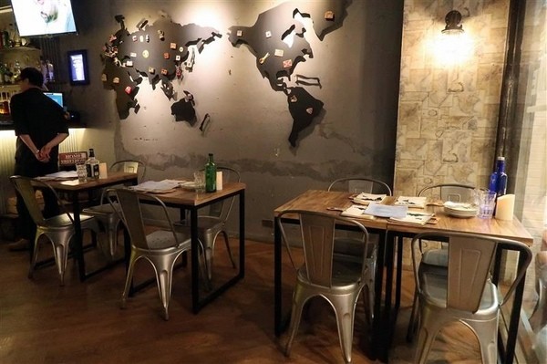 H&W Restaurant and Bar:新店餐酒館 H&W restaurant and bar影片 菜單酒肉大拼盤 手工比薩 超大杯特調假日有駐唱~ H&W Restaurant and Bar:新店餐酒館 H&W restaurant and bar影片 菜單酒肉大拼盤 手工比薩 超大杯特調假日有駐唱~