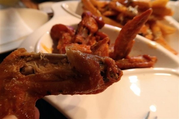 H&W Restaurant and Bar:新店餐酒館 H&W restaurant and bar影片 菜單酒肉大拼盤 手工比薩 超大杯特調假日有駐唱~ H&W Restaurant and Bar:新店餐酒館 H&W restaurant and bar影片 菜單酒肉大拼盤 手工比薩 超大杯特調假日有駐唱~