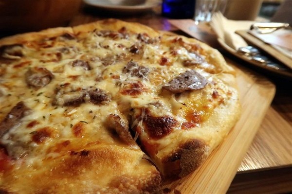 H&W Restaurant and Bar:新店餐酒館 H&W restaurant and bar影片 菜單酒肉大拼盤 手工比薩 超大杯特調假日有駐唱~ H&W Restaurant and Bar:新店餐酒館 H&W restaurant and bar影片 菜單酒肉大拼盤 手工比薩 超大杯特調假日有駐唱~