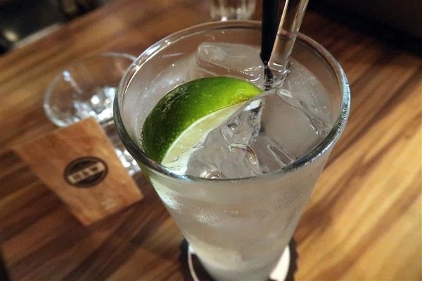 H&W Restaurant and Bar:新店餐酒館 H&W restaurant and bar影片 菜單酒肉大拼盤 手工比薩 超大杯特調假日有駐唱~ H&W Restaurant and Bar:新店餐酒館 H&W restaurant and bar影片 菜單酒肉大拼盤 手工比薩 超大杯特調假日有駐唱~