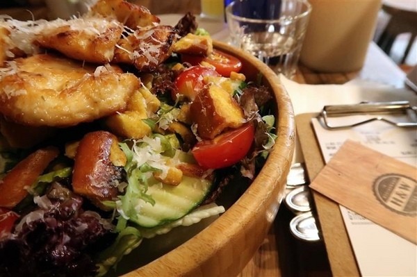 H&W Restaurant and Bar:新店餐酒館 H&W restaurant and bar影片 菜單酒肉大拼盤 手工比薩 超大杯特調假日有駐唱~ H&W Restaurant and Bar:新店餐酒館 H&W restaurant and bar影片 菜單酒肉大拼盤 手工比薩 超大杯特調假日有駐唱~