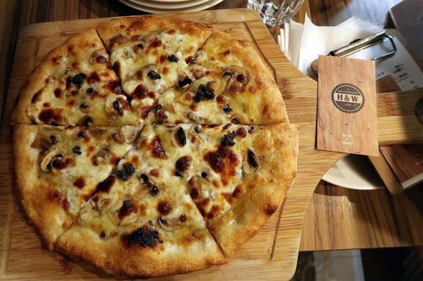 H&W Restaurant and Bar:新店餐酒館 H&W restaurant and bar影片 菜單酒肉大拼盤 手工比薩 超大杯特調假日有駐唱~ H&W Restaurant and Bar:新店餐酒館 H&W restaurant and bar影片 菜單酒肉大拼盤 手工比薩 超大杯特調假日有駐唱~