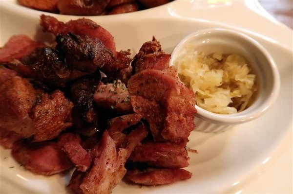 H&W Restaurant and Bar:新店餐酒館 H&W restaurant and bar影片 菜單酒肉大拼盤 手工比薩 超大杯特調假日有駐唱~ H&W Restaurant and Bar:新店餐酒館 H&W restaurant and bar影片 菜單酒肉大拼盤 手工比薩 超大杯特調假日有駐唱~