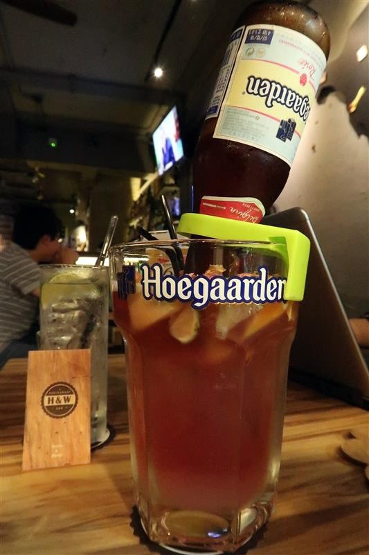 H&W Restaurant and Bar:新店餐酒館 H&W restaurant and bar影片 菜單酒肉大拼盤 手工比薩 超大杯特調假日有駐唱~ H&W Restaurant and Bar:新店餐酒館 H&W restaurant and bar影片 菜單酒肉大拼盤 手工比薩 超大杯特調假日有駐唱~