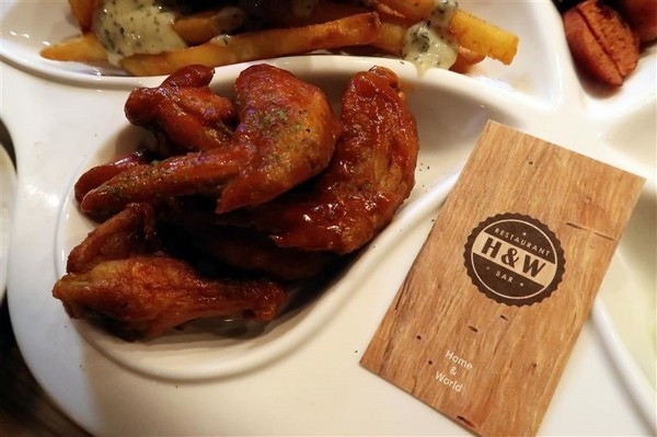 H&W Restaurant and Bar:新店餐酒館 H&W restaurant and bar影片 菜單酒肉大拼盤 手工比薩 超大杯特調假日有駐唱~ H&W Restaurant and Bar:新店餐酒館 H&W restaurant and bar影片 菜單酒肉大拼盤 手工比薩 超大杯特調假日有駐唱~