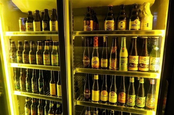 H&W Restaurant and Bar:新店餐酒館 H&W restaurant and bar影片 菜單酒肉大拼盤 手工比薩 超大杯特調假日有駐唱~ H&W Restaurant and Bar:新店餐酒館 H&W restaurant and bar影片 菜單酒肉大拼盤 手工比薩 超大杯特調假日有駐唱~