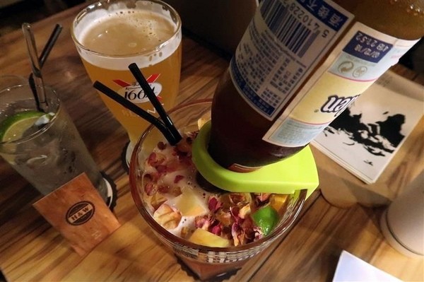 H&W Restaurant and Bar:新店餐酒館 H&W restaurant and bar影片 菜單酒肉大拼盤 手工比薩 超大杯特調假日有駐唱~ H&W Restaurant and Bar:新店餐酒館 H&W restaurant and bar影片 菜單酒肉大拼盤 手工比薩 超大杯特調假日有駐唱~