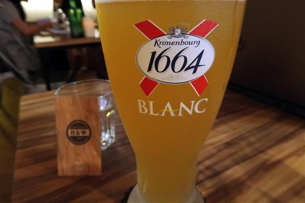 H&W Restaurant and Bar:新店餐酒館 H&W restaurant and bar影片 菜單酒肉大拼盤 手工比薩 超大杯特調假日有駐唱~ H&W Restaurant and Bar:新店餐酒館 H&W restaurant and bar影片 菜單酒肉大拼盤 手工比薩 超大杯特調假日有駐唱~