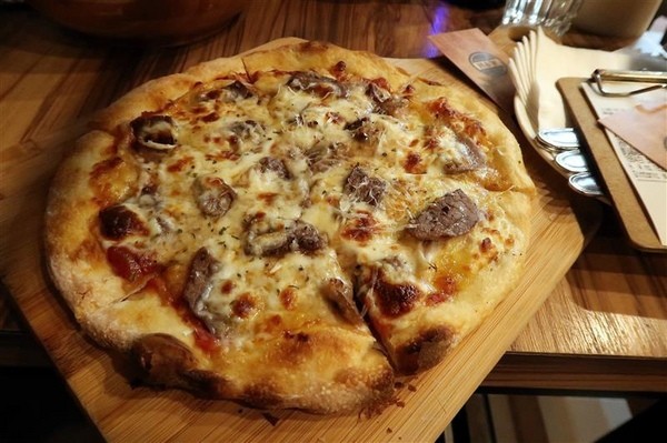 H&W Restaurant and Bar:新店餐酒館 H&W restaurant and bar影片 菜單酒肉大拼盤 手工比薩 超大杯特調假日有駐唱~ H&W Restaurant and Bar:新店餐酒館 H&W restaurant and bar影片 菜單酒肉大拼盤 手工比薩 超大杯特調假日有駐唱~