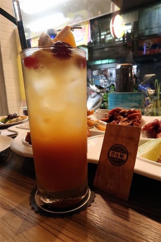 H&W Restaurant and Bar:新店餐酒館 H&W restaurant and bar影片 菜單酒肉大拼盤 手工比薩 超大杯特調假日有駐唱~ H&W Restaurant and Bar:新店餐酒館 H&W restaurant and bar影片 菜單酒肉大拼盤 手工比薩 超大杯特調假日有駐唱~